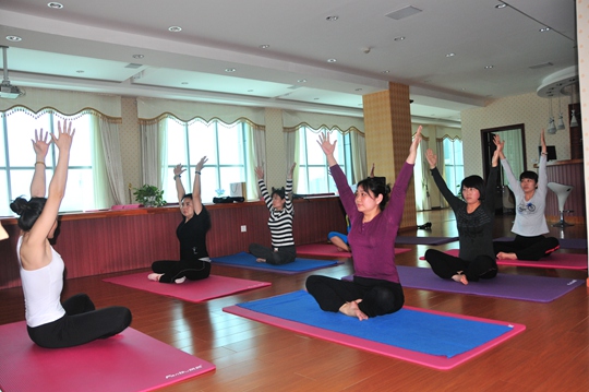 新密法院开设瑜伽课程 促进干警身心健康