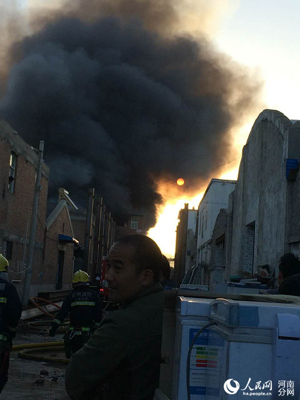  郑州 一 大型仓库 突发 大火  浓烟滚滚数公里外可