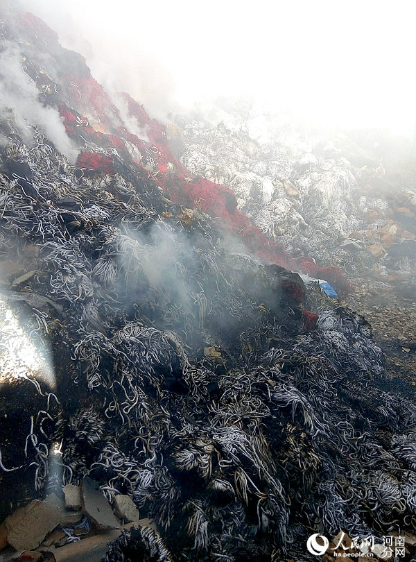  郑州 一 大型仓库 突发 大火  浓烟滚滚数公里外可