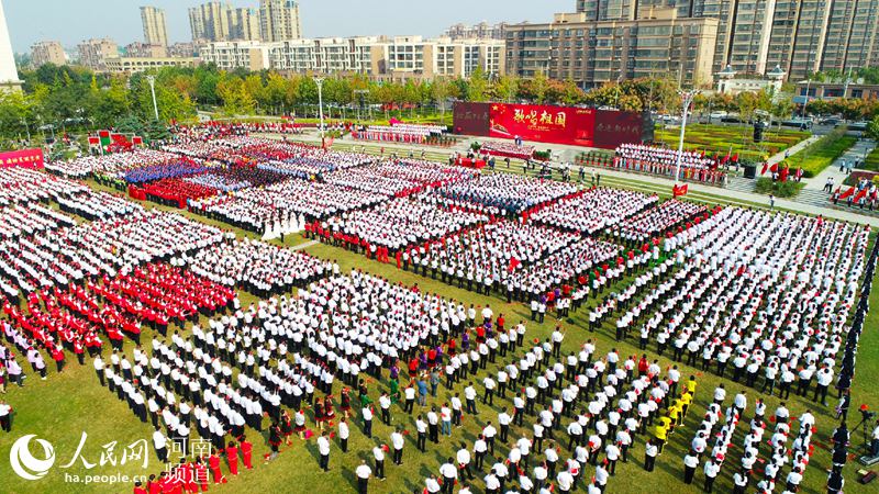 河南蘭考：紅旗飄飄 萬人大合唱歌唱祖國