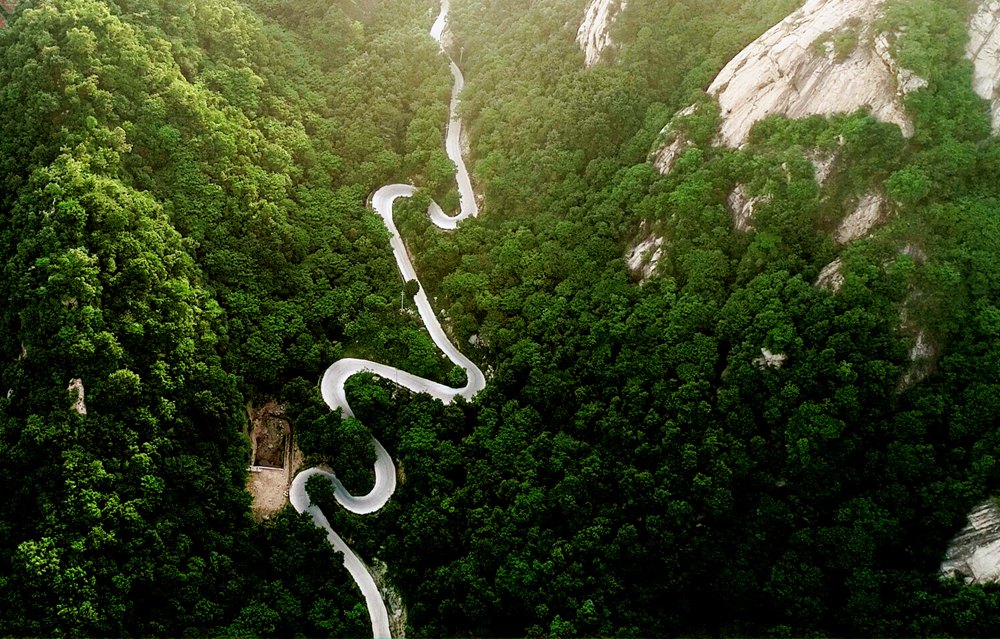 鲁山四棵树乡山区公路  王建中 摄