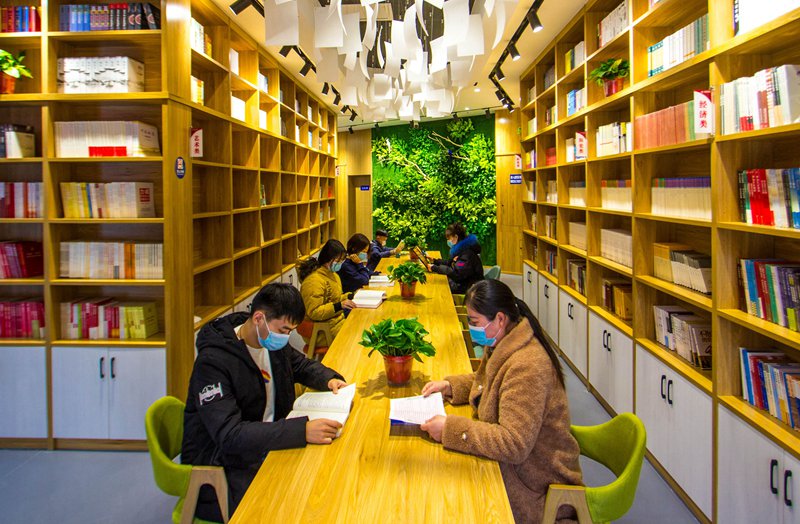 河南省南阳市城区张衡路“诸葛书屋”内，不少市民在读书学习。高嵩摄