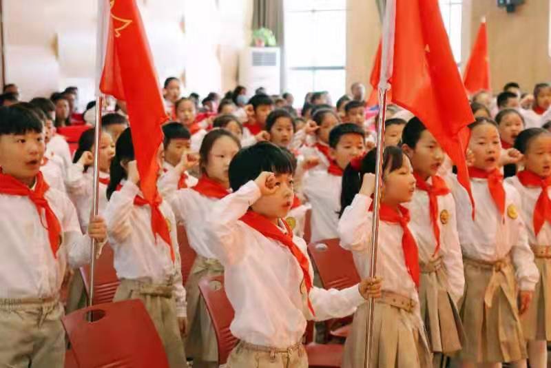 5月28日,郑州市金水区文化路第一小学开展了以"建党百年新征程 红色