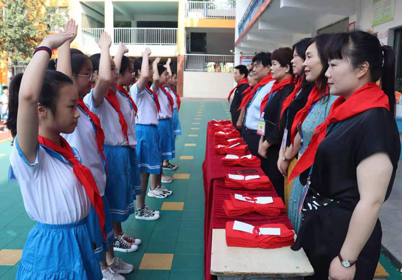 光榮加入中國少年先鋒隊。陳同賢攝