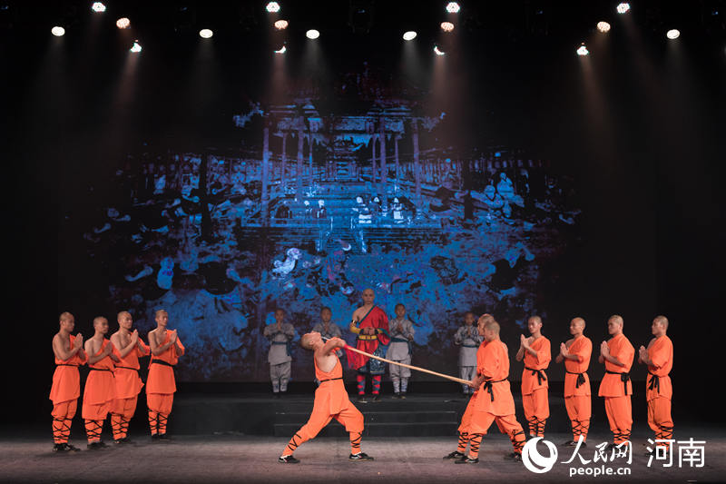原創旅游功夫劇《少林·十三棍僧》開實景演出現場。人民網 霍亞平 攝