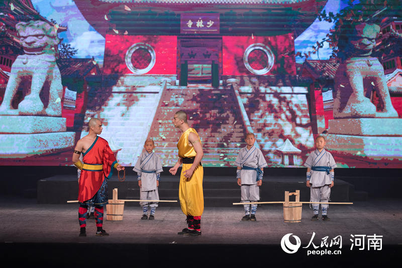 原創旅游功夫劇《少林·十三棍僧》開實景演出現場。人民網 霍亞平 攝