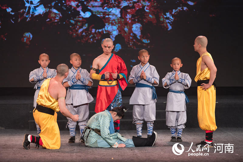 原創旅游功夫劇《少林·十三棍僧》開實景演出現場。人民網 霍亞平 攝 