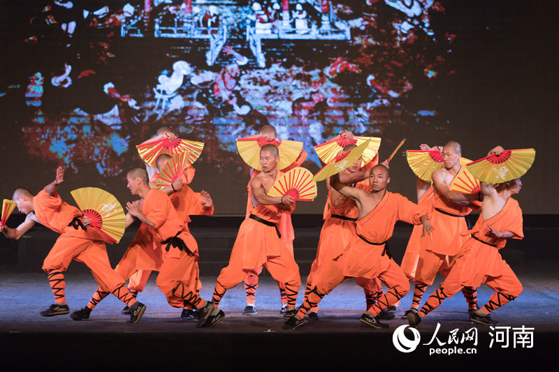 原創旅游功夫劇《少林·十三棍僧》開實景演出現場。人民網 霍亞平 攝