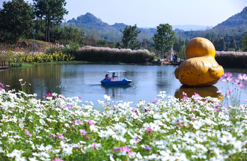 10月1日，游客在河南省光山县泼陂河镇钟鼓楼亲子乐园景区游玩。谢万柏摄