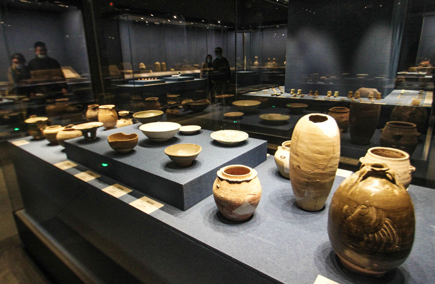 游客在观看博物馆内陈列的文物。高嵩摄