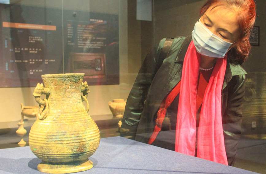 游客在观看窃曲纹铜壶。高嵩摄