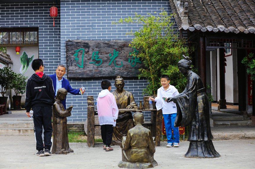 游客在河南省光山县司马光小镇景区里参观游玩。谢万柏摄