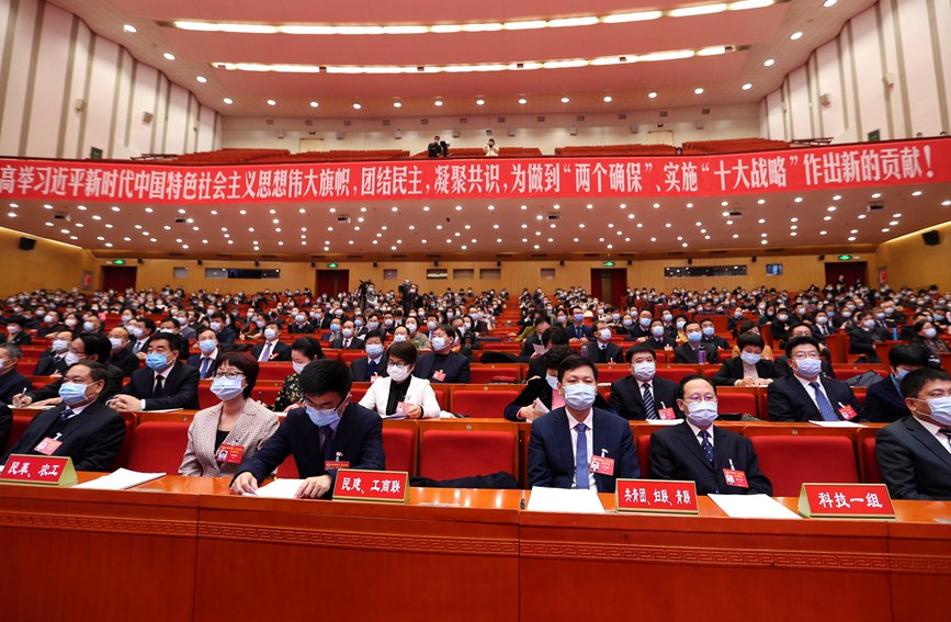 与会委员认真听取报告。王宇摄