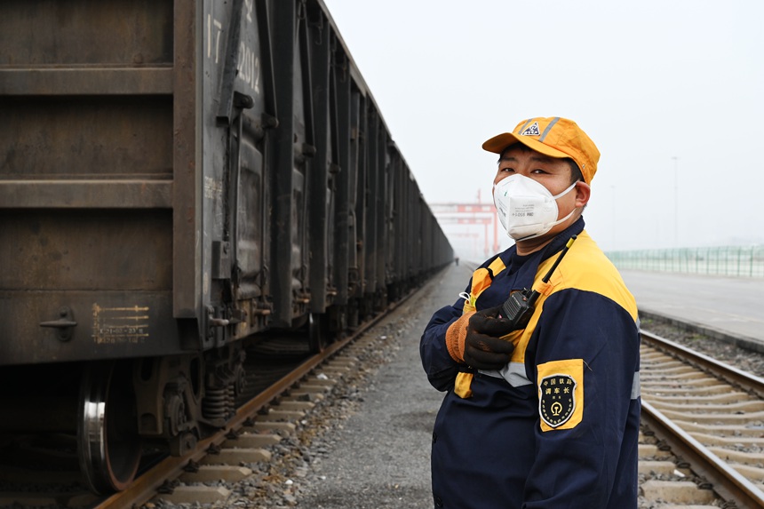 圃田車站調車員正在對鄭州至萬象國際貨運列車進行調車作業。栗璋鵬攝