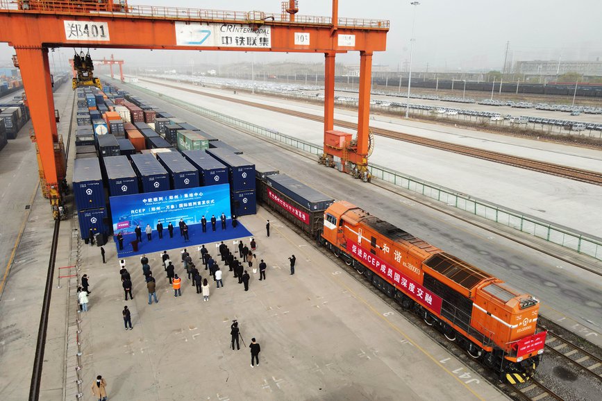 中老鐵路（鄭州至萬象）國際貨運列車發車現場。栗璋鵬攝