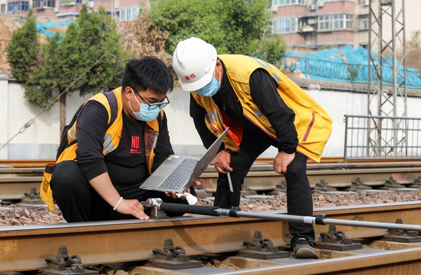 河南鄭州，京廣鐵路第一階段集中修施工現場，專業技術人員對打磨質量進行核驗。宛文鵬攝