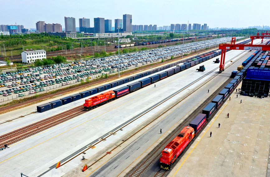 鄭州至河內中歐班列與鄭州至萬象中老鐵路國際貨運列車整裝待發。王瑋攝