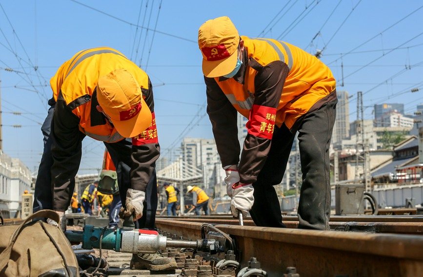 2022年5月1日上午，青年突擊隊員拆卸道岔岔心螺栓扣件。宛文鵬  攝