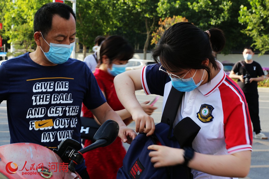 6月7日是2022年高考的第一天，河南各地考生紛紛走進考場，迎接這場青春的磨礪。人民網 程明輝攝