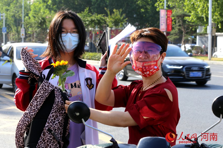 6月7日是2022年高考的第一天，河南各地考生紛紛走進考場，迎接這場青春的磨礪。人民網 程明輝攝