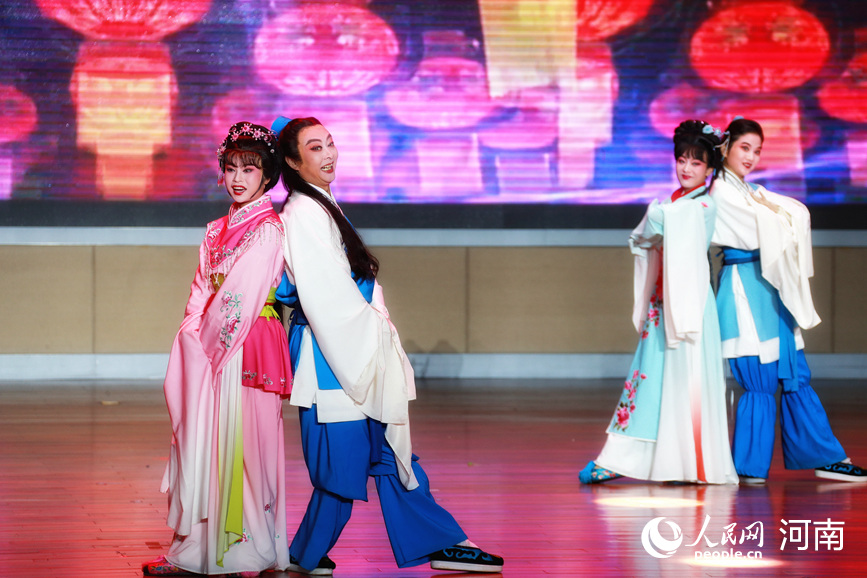 活动启动仪式现场节目表演。人民网 霍亚平摄