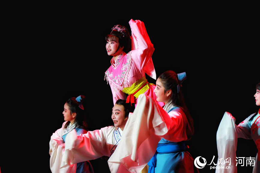 活动启动仪式现场节目表演。人民网 霍亚平摄 