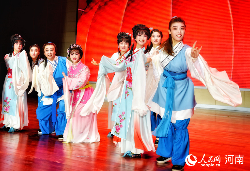 活动启动仪式现场节目表演。人民网 霍亚平摄