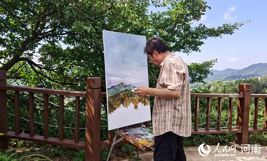 看艺术创作，听琴瑟合鸣。人民网 肖懿木摄 