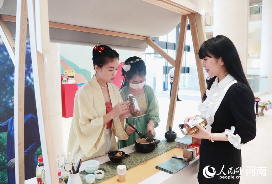 市民在了解信阳土特产品。人民网 霍亚平摄