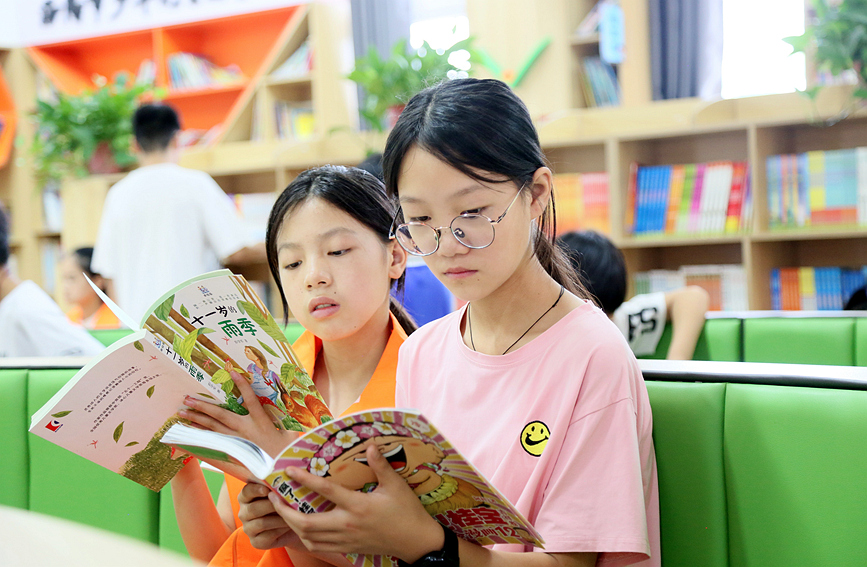 “童閱書房”圖書館，同學們在認真閱讀，享受閱讀帶來的快樂。康紅軍攝