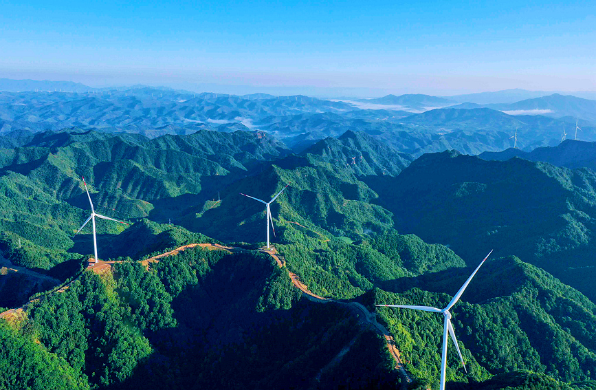 一台台“大風車”矗立在群山之中，與藍天、白雲、高山構成一幅美麗的風景畫。聶金鋒攝