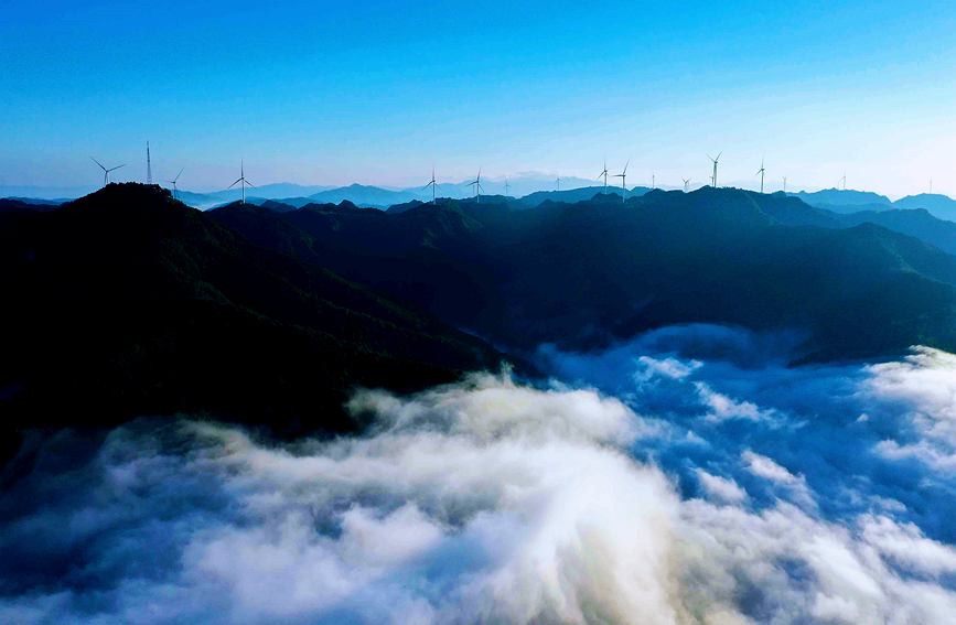 一台台“大風車”矗立在群山之中，與藍天、白雲、高山構成一幅美麗的風景畫。聶金鋒攝