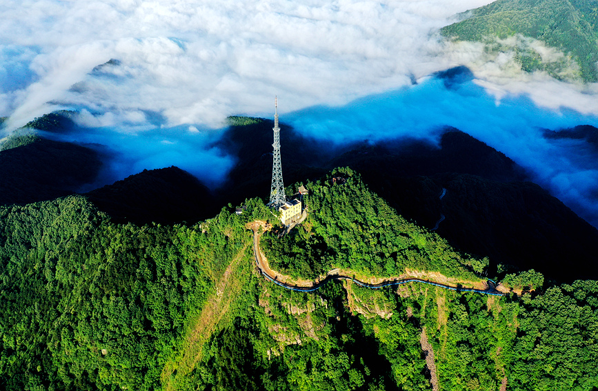 一台台“大風車”矗立在群山之中，與藍天、白雲、高山構成一幅美麗的風景畫。聶金鋒攝