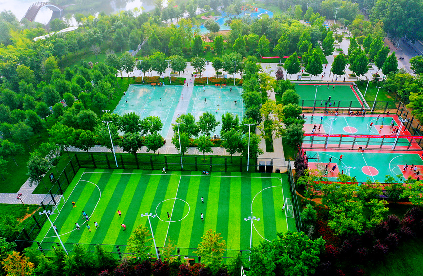 河南省焦作市温县打造市民15分钟健身圈，让体育运动融入老百姓的日常生活。徐宏星摄