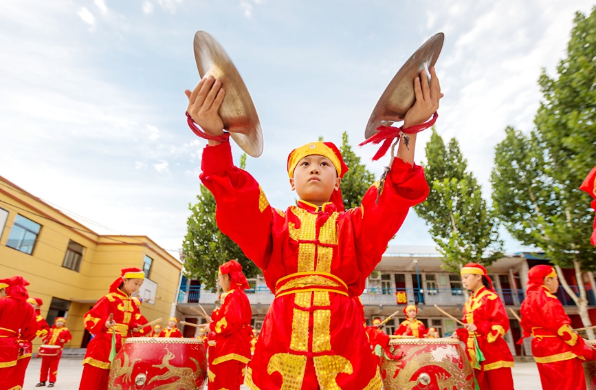 学生们在操场上演练省级非物质文化遗产——吕村战鼓，体验中华优秀传统文化魅力。王建安摄