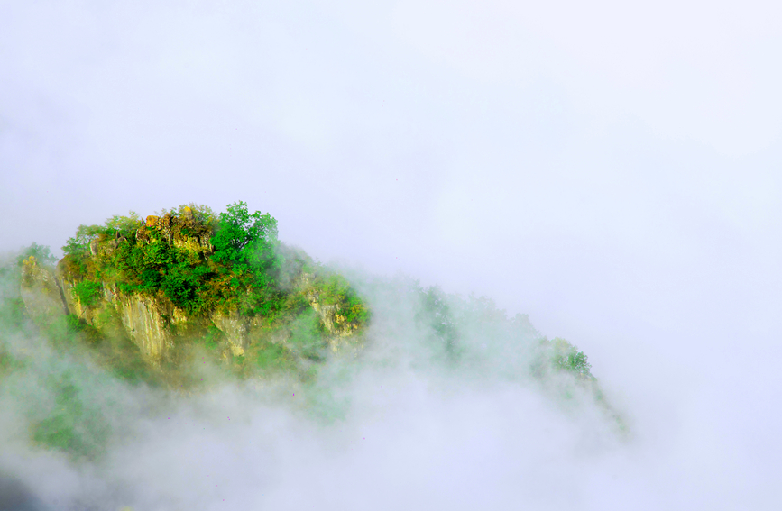 大自然將太行大峽谷繪就成一幅壯美的山水畫卷。秦天雲攝