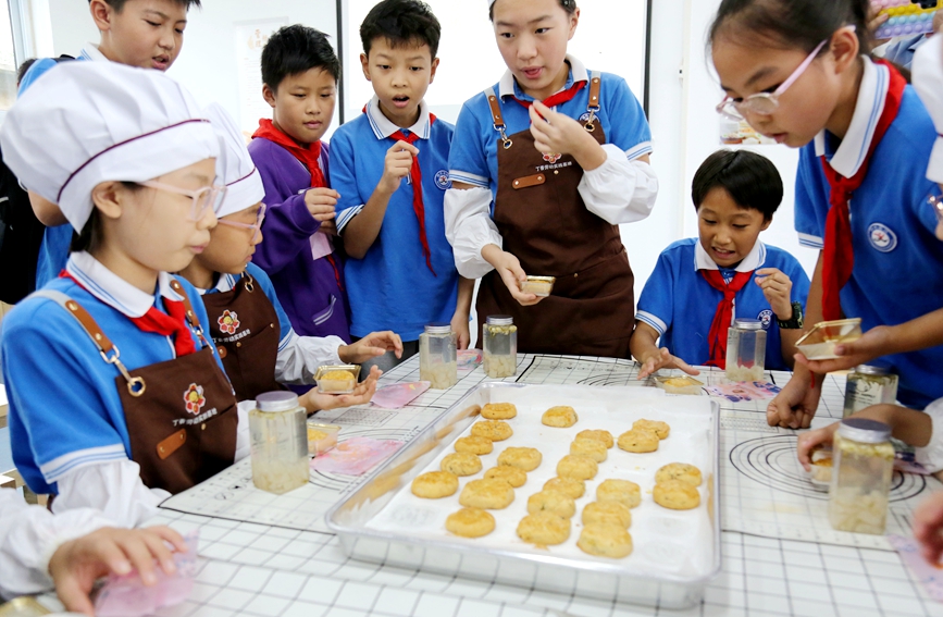 食育坊裡，孩子們准備分享做好的月餅。韓勝楠攝