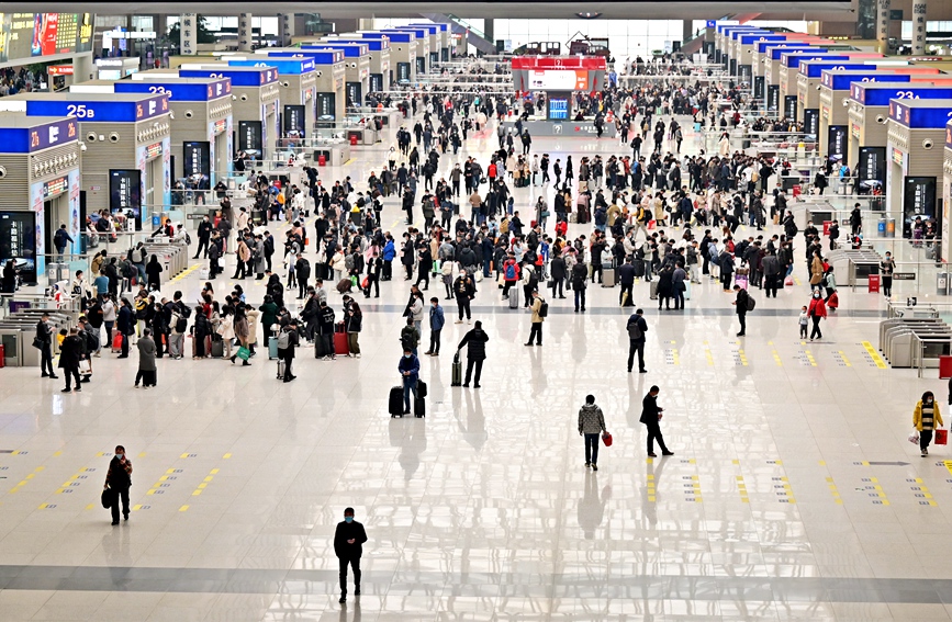 十年间，郑州东站日均旅客发送量由2012年的4883人次，增加至2022年的10.4万人次，单日最高发送旅客12.1万人次，成为全国最繁忙的高铁站之一。王玮摄