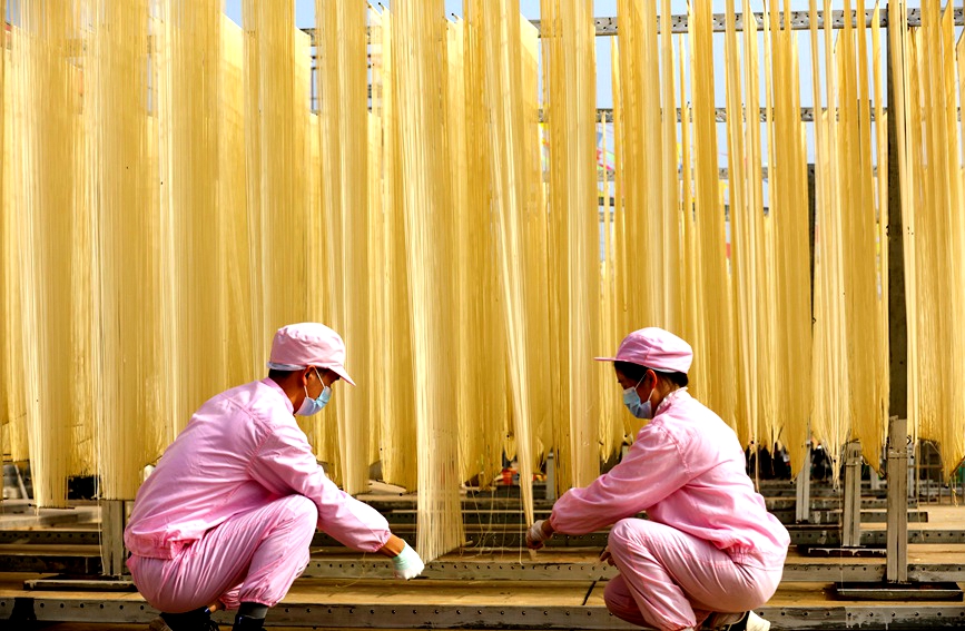 11月17日，河南信阳光山县刘保华油条挂面作坊里，村民正在制作晾晒传统手工油条挂面。谢万柏摄