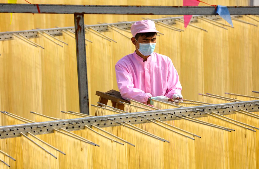 11月17日，河南信阳光山县刘保华油条挂面作坊里，村民正在制作晾晒传统手工油条挂面。谢万柏摄