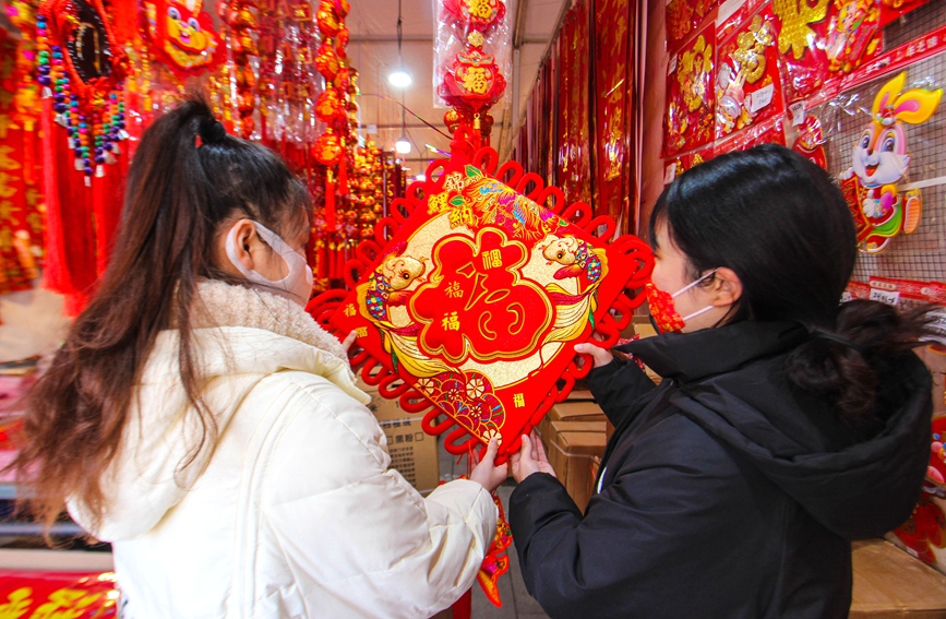 市民在挑选中国结。高嵩摄