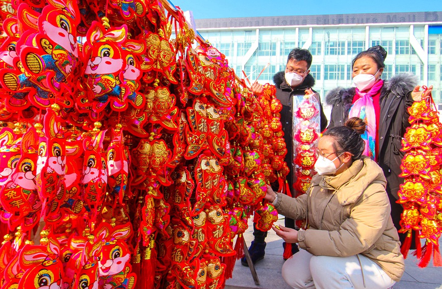 市民在挑选兔年春节饰品。高嵩摄