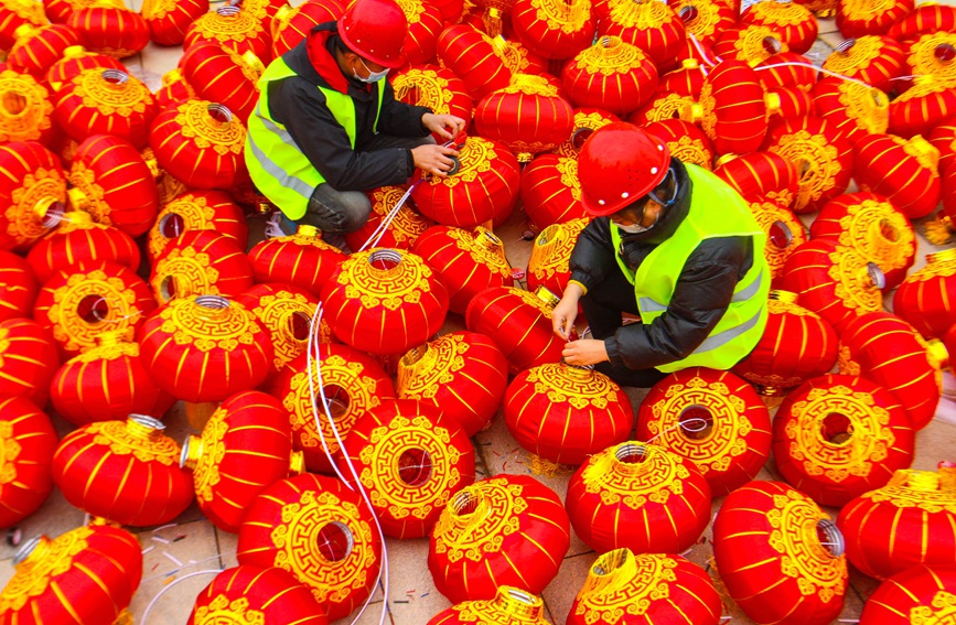 南阳市区一家旅游景点广场，工人在整理灯笼。高嵩摄