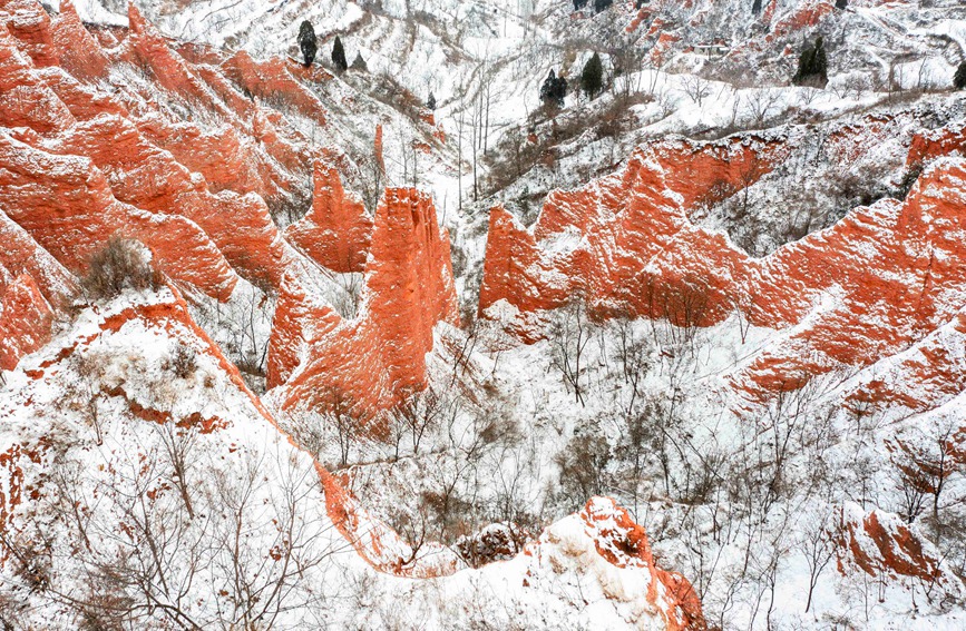 雪映丹霞，山村如畫。聶金鋒攝