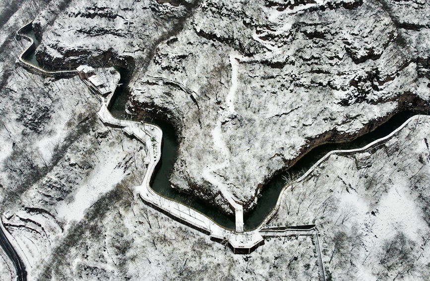 积雪为气势磅礴的山脉增添了几分清新淡雅，宛如一幅隽永的水墨画。王梓骅摄