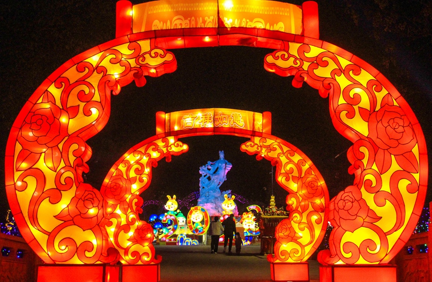 张灯结彩迎新年。高嵩摄