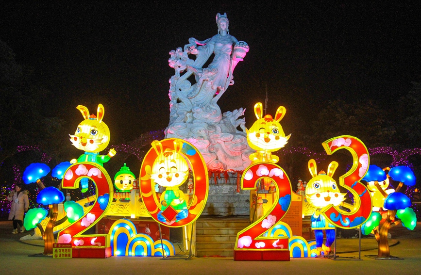 市民在赏灯游玩。高嵩摄