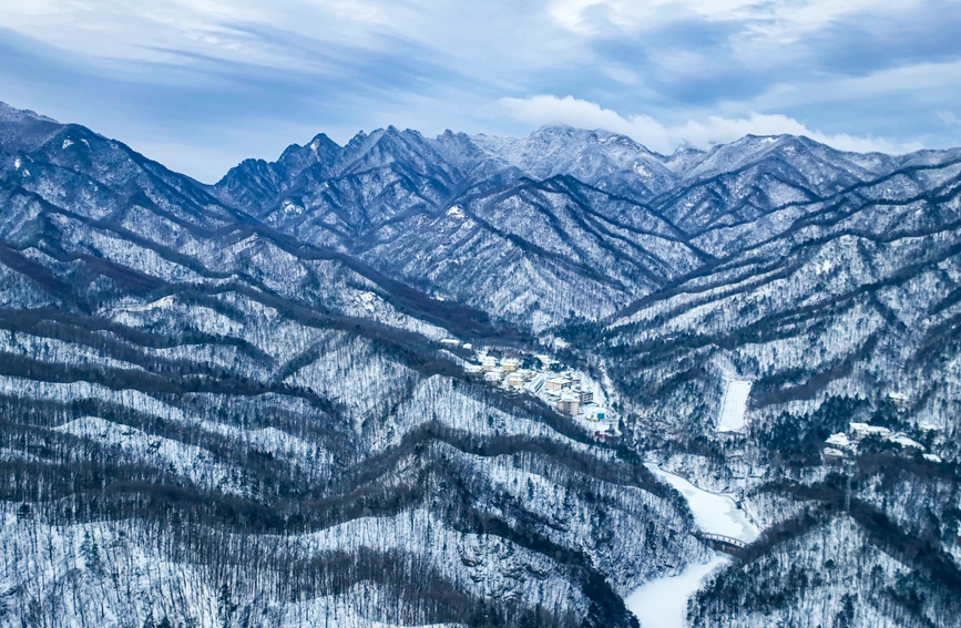2023年第一场雪将白云山变成人间绝色。崔胜杰摄