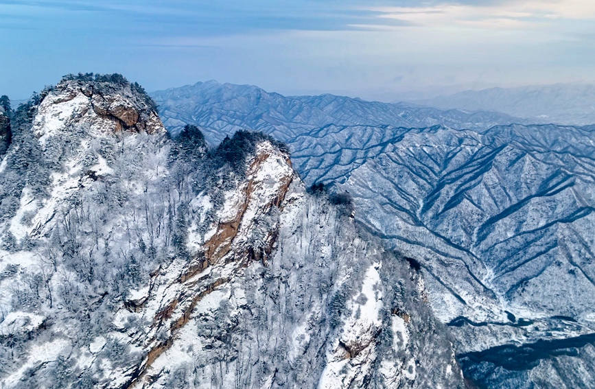 2023年第一场雪将白云山变成人间绝色。杨颖奇摄