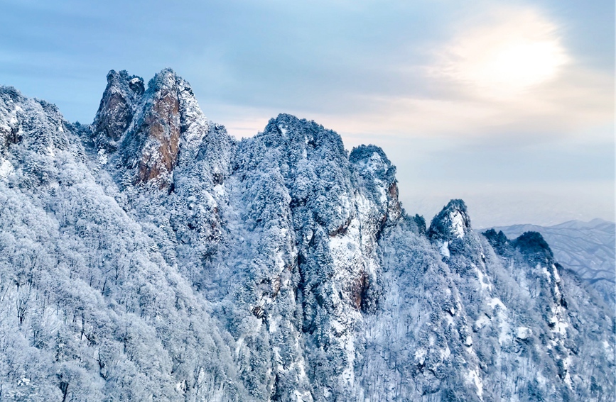 2023年第一场雪将白云山变成人间绝色。杨颖奇摄